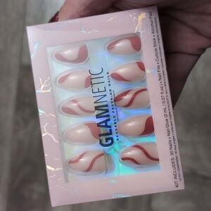 Glamnetic press-on nails Scarlet Letter